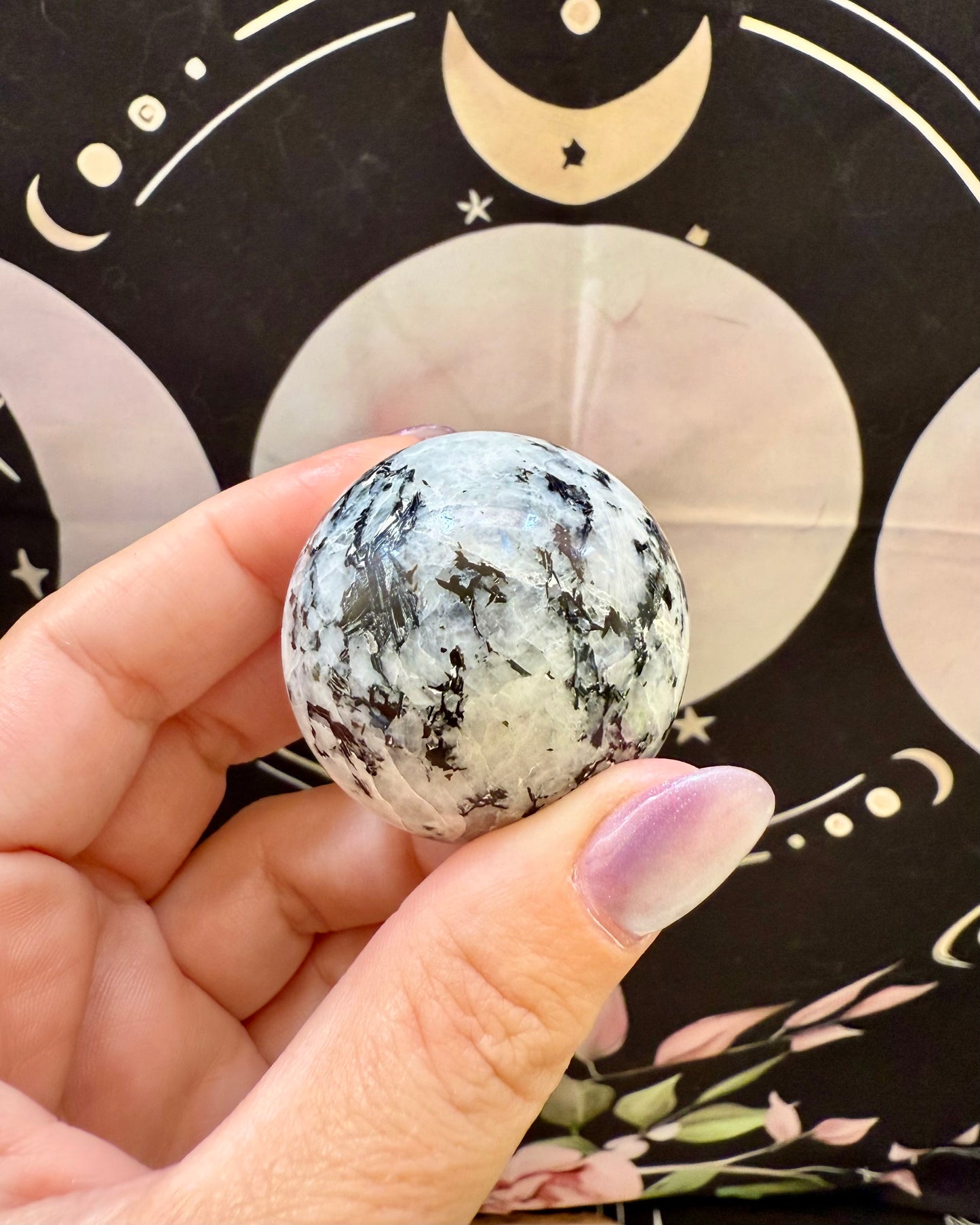Esfera de Piedra Luna 40mm | Intuición, Feminidad y Nuevos Comienzos.