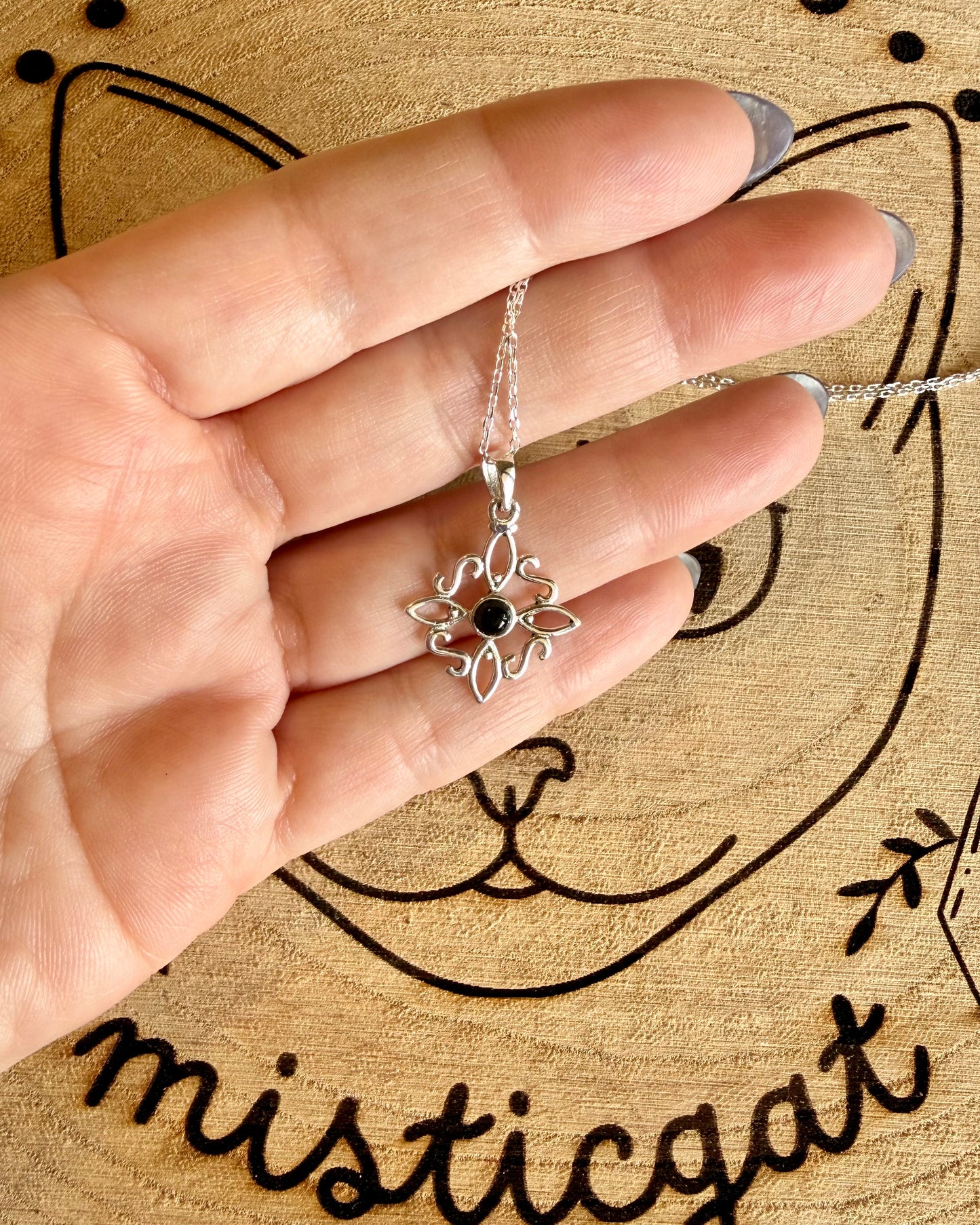 Nudo de Bruja en Plata con Mineral | Protección y energía.