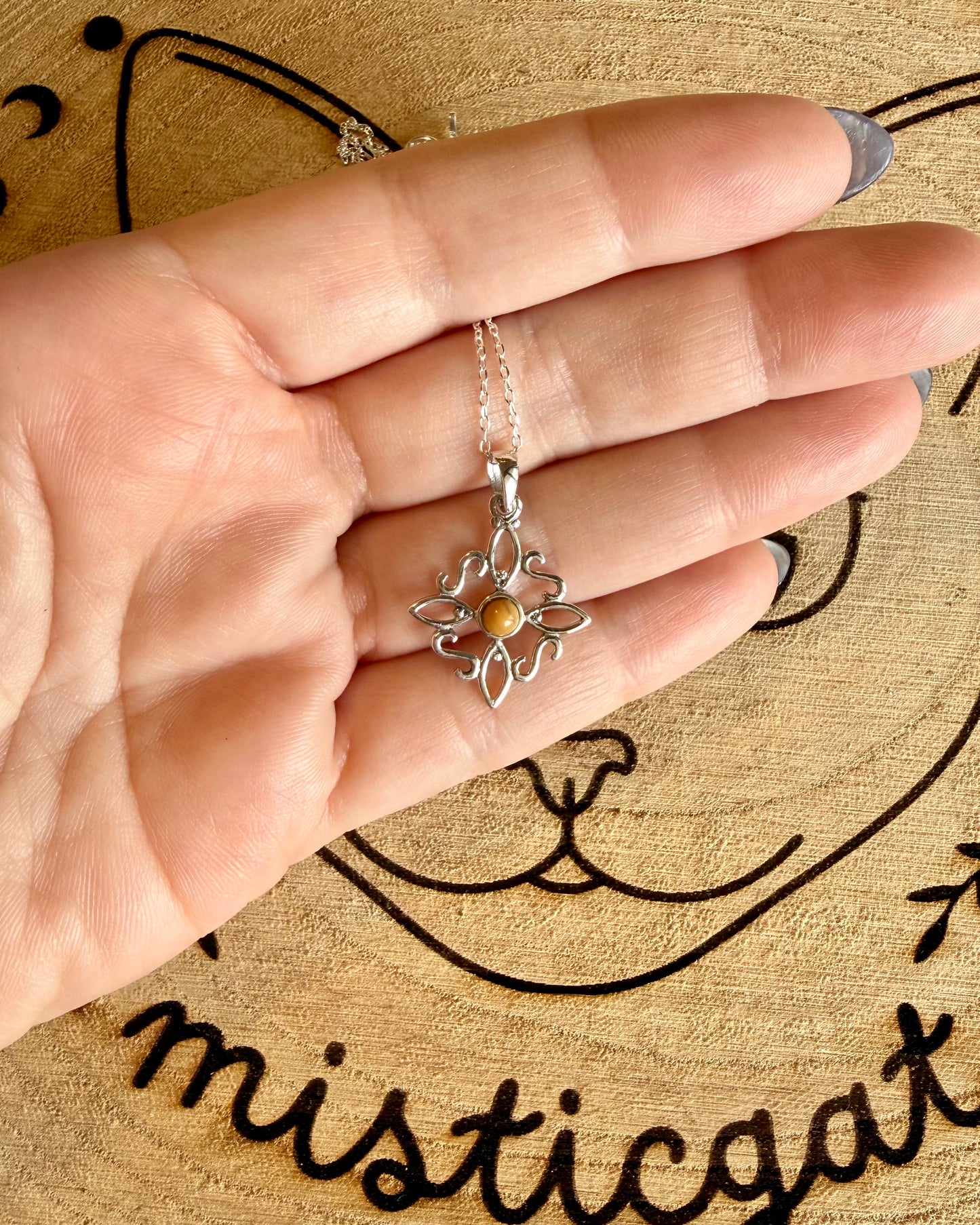 Nudo de Bruja en Plata con Mineral | Protección y energía.
