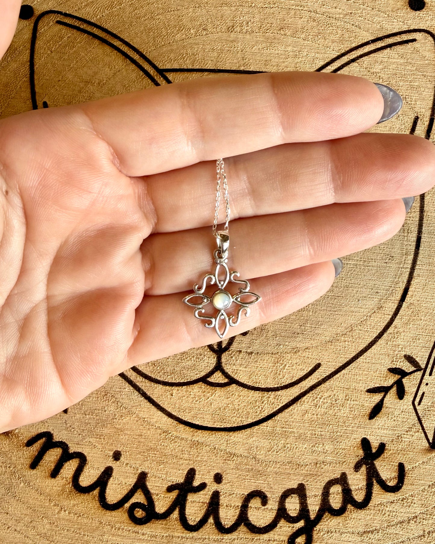 Nudo de Bruja en Plata con Mineral | Protección y energía.