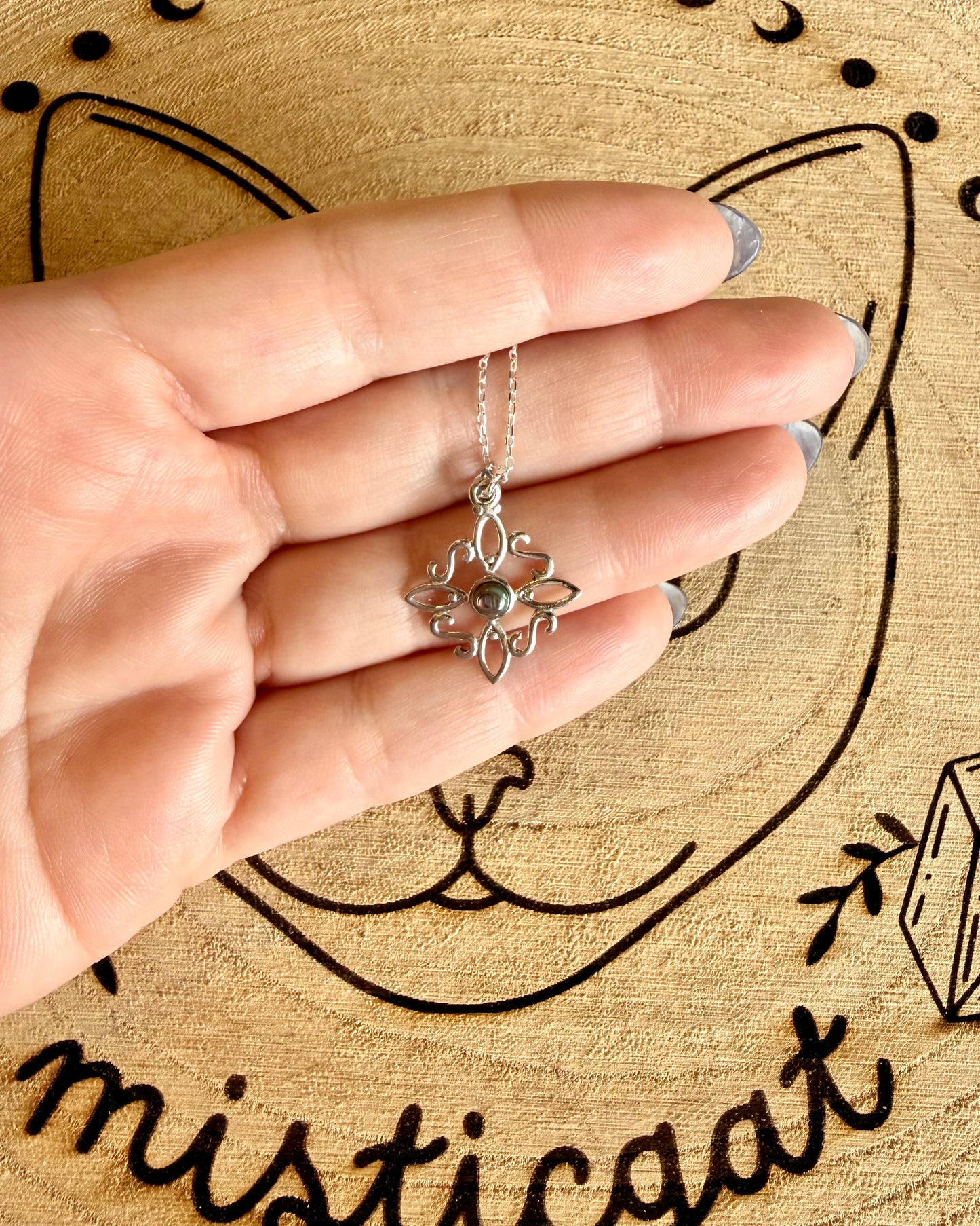 Nudo de Bruja en Plata con Mineral | Protección y energía.