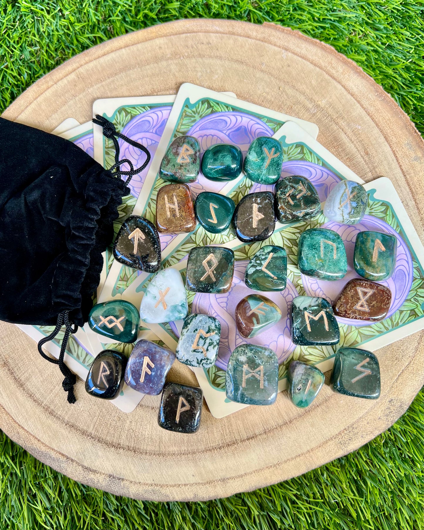 Runas de Piedra Sangre Lo Scarabeo | Conexión, Poder y Protección.