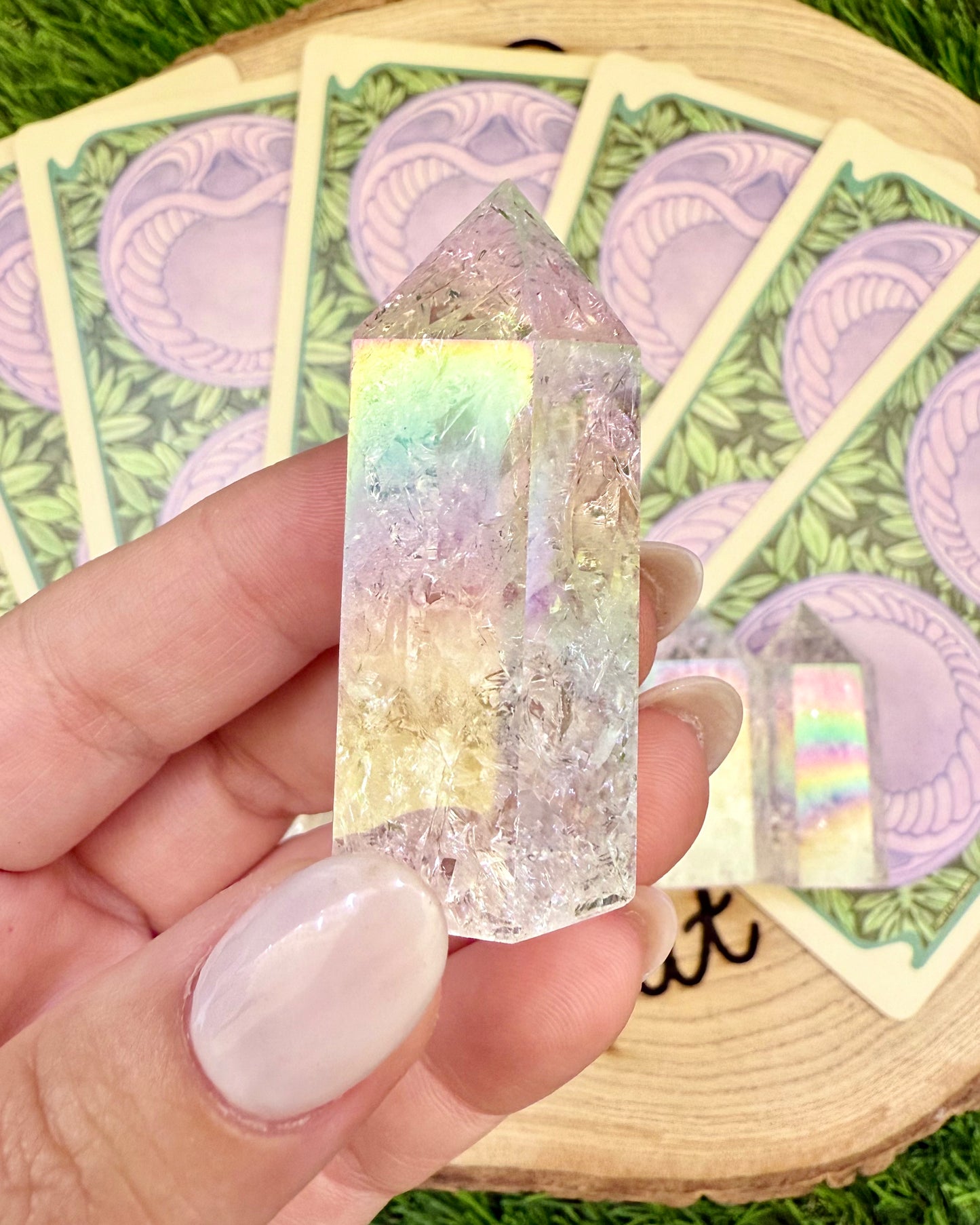 Punta de Cuarzo Craquelado con Baño de Aura | Magia cristalina y energía de ensueño.