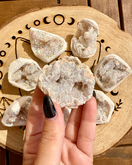 Geodas de Cuarzo Cristal Aura | Belleza celestial y energía magnética.