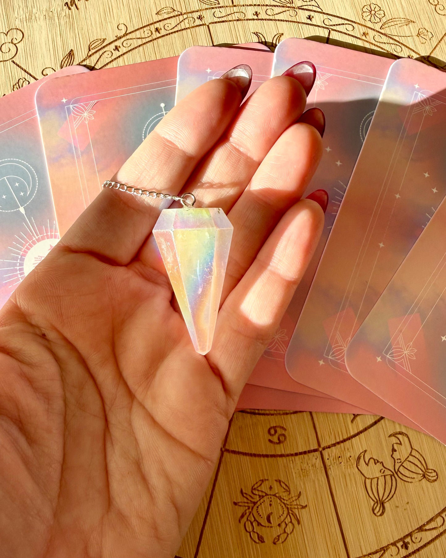 Péndulo de Cuarzo Aura | Luz, intuición y guía espiritual.