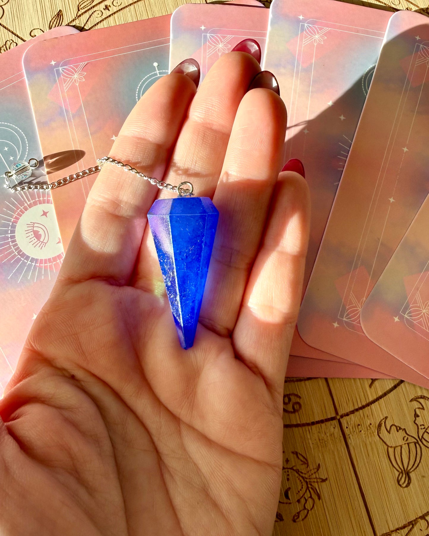 Péndulo de Cuarzo Aura | Luz, intuición y guía espiritual.