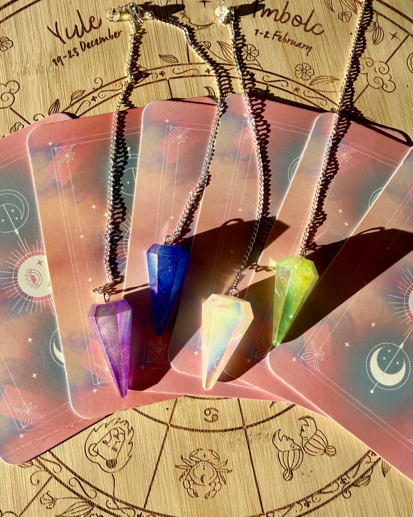 Péndulo de Cuarzo Aura | Luz, intuición y guía espiritual.
